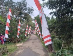 Warga Pasang Umbul-umbul dan Bendera Jelang HUT RI