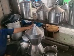 Pengrajin Alat Masak di Kotaagung Keluhkan Mahalnya Harga Alumunium