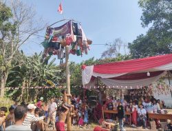 Lomba Panjat Pinang Anak-Anak di Pekon Terbaya Berlangsung Meriah