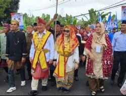 Ribuan Masyarakat Iringi Pendaftaran Pasangan Moh. Saleh Asnawi-Agus Suranto ke KPU Tanggamus 