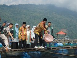 Dorong Ketahanan Pangan, UIN Raden Intan Lampung Tebar Benih Ikan di Lumbok Seminung