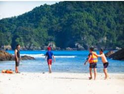 7 Wisata Pantai Terpopuler di Kabupaten Tanggamus, Pesonanya Memikat Hati