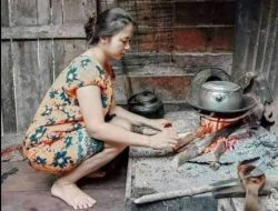 Warga Tanggamus Kembali Masak Pakai Kayu Bakar Gegara Gas Elpiji 3Kg Langka