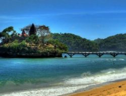 5 Rekomendasi Wisata Pantai Terpopuler di Jawa Timur, Ada yang Mirip Tanah Lot Bali
