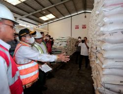 Pj Gubernur Lampung Tinjau Gudang Pupuk di Pringsewu