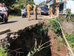 Jalan Longsor di Dekat Pemda Tanggamus Tak Kunjung Diperbaiki, Pemkab Dinilai ‘Lelet’