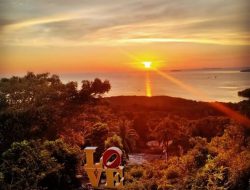 Menakjubkan! Pesona Bukit Love, Spot Terbaik Melihat Indahnya Laut Lepas Dari Ketinggian