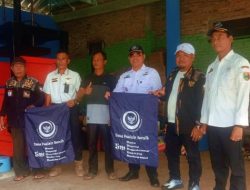 Dinas Perikanan Tanggamus Berikan Bantuan Sarpras ke Bank Sampah di Kota Agung 