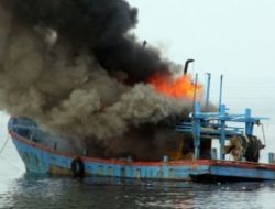 Kapal Bagan di Kotaagung Tanggamus Terbakar