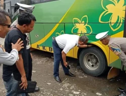 Satlantantas Polres Tanggamus dan Dishub Periksa Kelayakan Kendaraan, Jelang Libur Nataru 2024