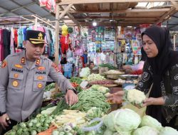 Jaga Stabilitas Harga, Kapolres Tanggamus Cek Harga Bahan Pokok di Pasar Kotaagung