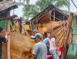 Hujan Deras, Rumah Warga di Gunung Alip Ambruk