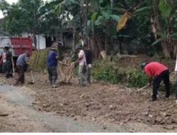 Ratusan Warga Gotong Royong Timbun Ruas Jalan Berlubang Secara Swadaya