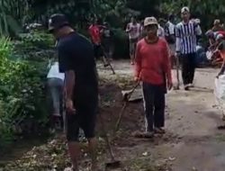 Sambut Ramdhan, Pemerintah Pekon Banjar Agung Udik Gelar Gotong-Royong Membersihkan Jalan Menuju Makam