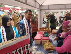 Dukung UKM, Wabup Agus Suranto Beli Jajanan di Taman Ir. Soekarno Kotaagung