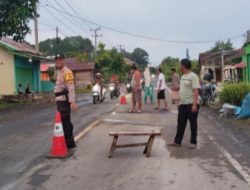 Bersama Warga, Bhbinkamtibmas Polsek Wonosobo Gotong-Royong Perbaiki Jalan Berlubang
