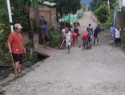 Granat Tanggamus Bersama Warga Gotong- Royong Cor Jalan Rusak di Pekon Karang Rejo Ulubelu