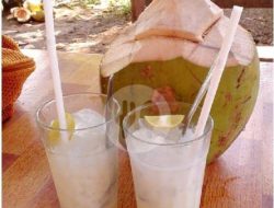 Es Kelapa Muda Masih Jadi Minuman Favorit saat Berbuka Puasa