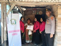 Bhayangkari dan Polsek Kotaagung Peduli Korban Banjir Rob di Kapuran