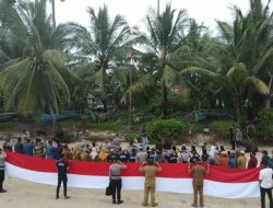 4 Jam Menembus Laut Demi Kibarkan Merah Putih di Pulau Tabuan