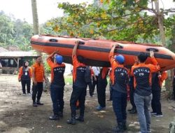 Tim Gabungan Gelar Latihan Water Rescue di Pantai Pihabung Tanggamus
