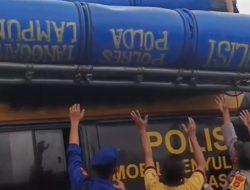 Polres Tanggamus Turunkan Rakit Modifikasi, Untuk Bantu Evakuasi Korban Banjir di Wonosobo